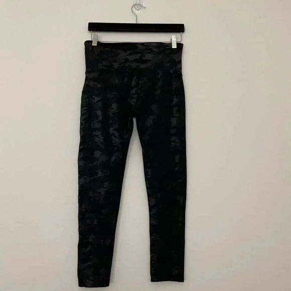 Spanx Black Camo Faux Leather Shaping Leggings Size XL - Picture 2 of 8